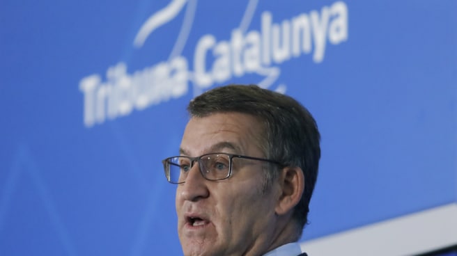 Feijóo se equivoca El presidente del PP, Alberto Núñez Feijóo, durante su intervención este miércoles en un desayuno informativo en Barcelona para exponer su modelo autonomista alternativo a Pedro Sánchez.