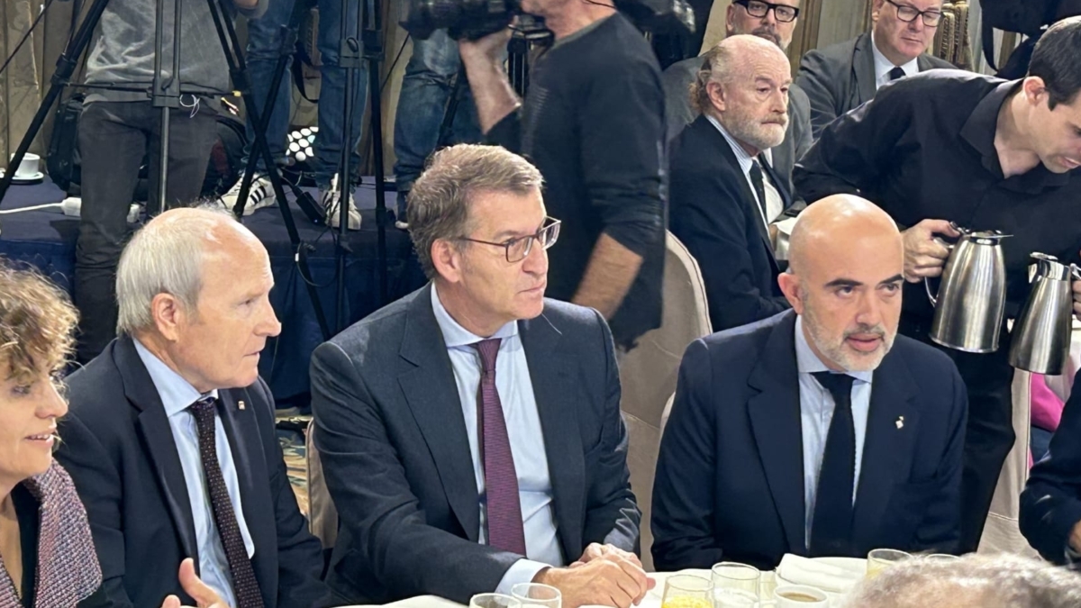 Alberto Núñez Feijóo, junto al ex president José Montilla, en un desayuno informativo en Barcelona