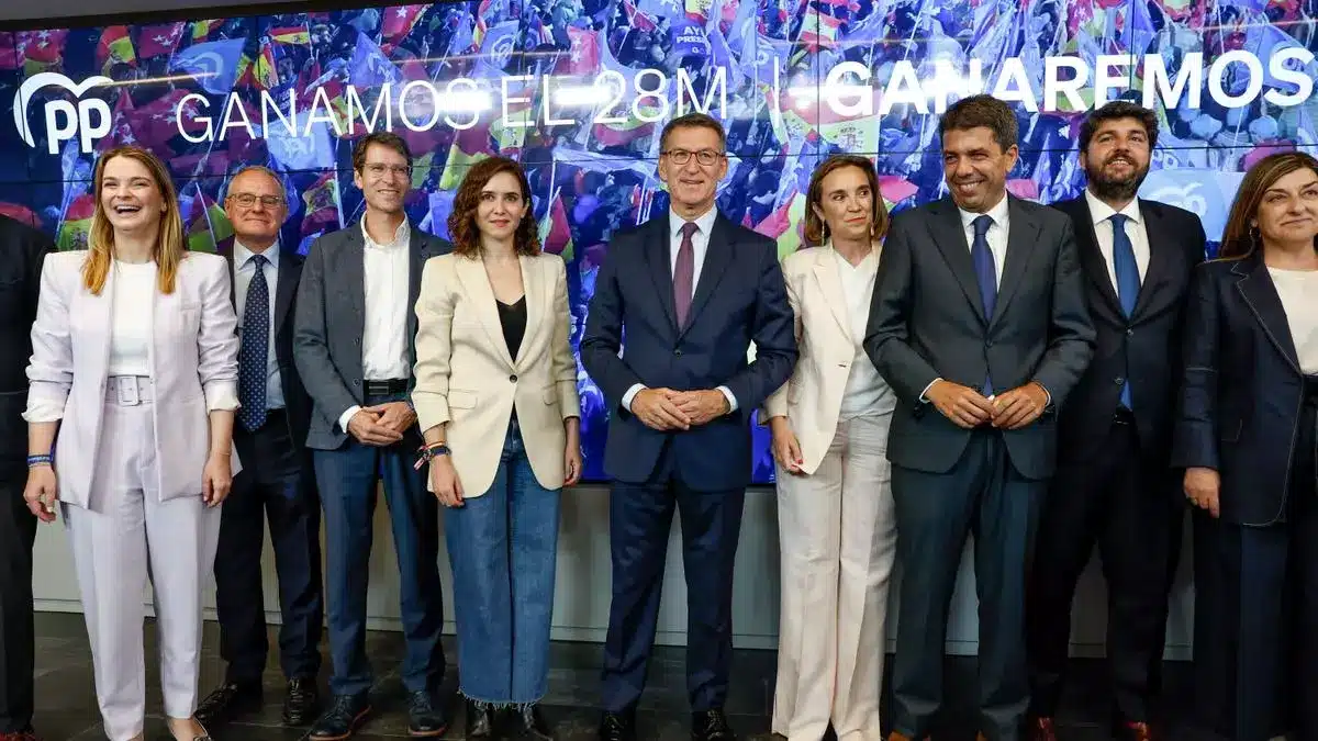 Feijóo junto a sus líderes territoriales en un acto de las elecciones del 28-M