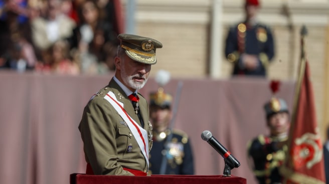 El rey Felipe VI pronuncia un discurso durante la ceremonia oficial en la que la princesa de Asturias, Leonor, ha jurado bandera El rey Felipe VI pronuncia un discurso durante la ceremonia oficial en la que la princesa de Asturias, Leonor, ha jurado bandera