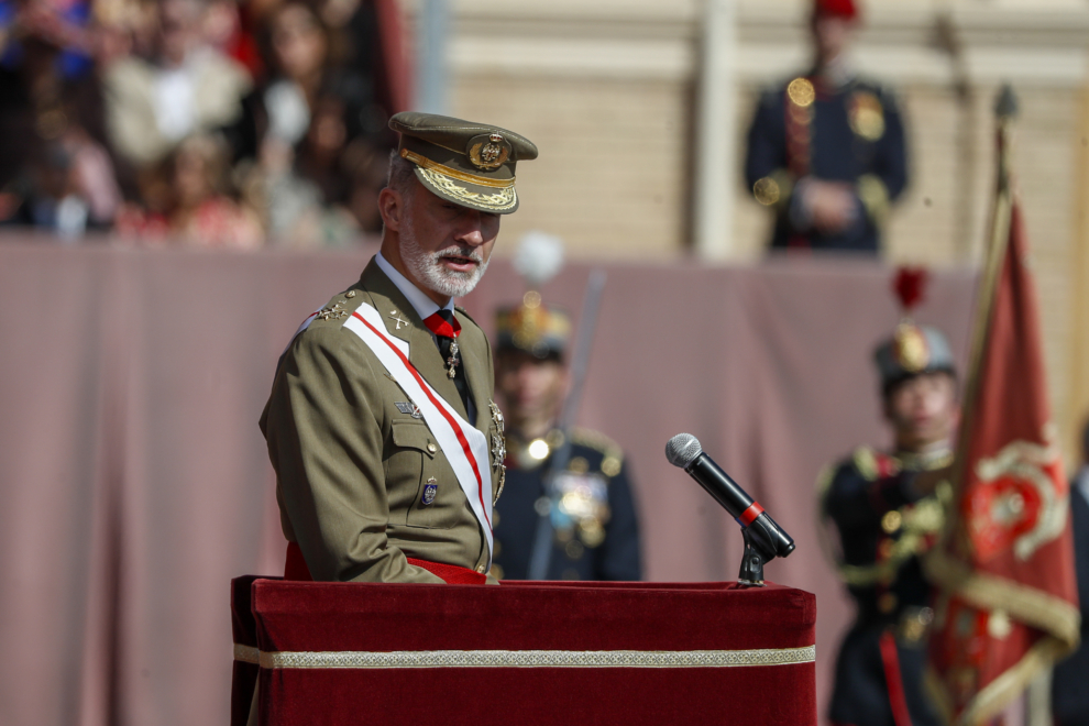 El rey Felipe VI pronuncia un discurso durante la ceremonia oficial en la que la princesa de Asturias, Leonor, ha jurado bandera