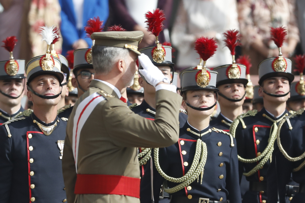 El rey Felipe VI preside la ceremonia oficial en la que la princesa de Asturias, Leonor (2d), ha jurado bandera con el resto de los cadetes de su curso, este sábado en la Academia General Militar de Zaragoza. 