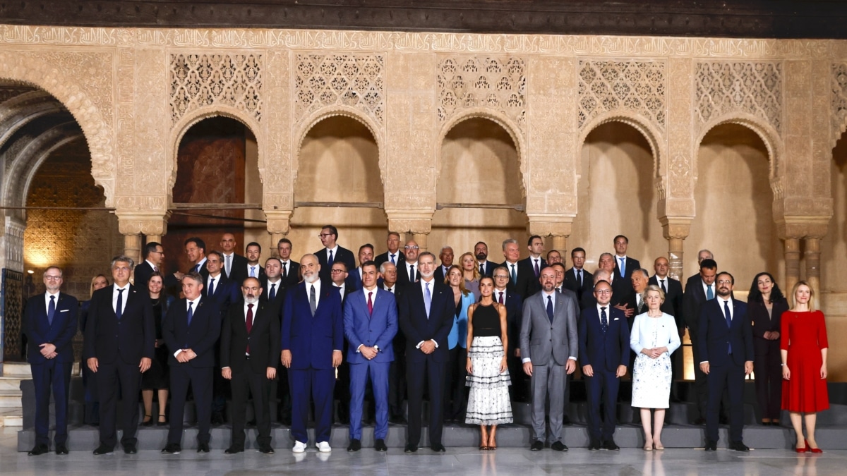 Los Reyes de España, Felipe (c) y Letizia (c-d), reciben a los mandatarios europeos en su visita al Patio de los Leones de la Alhambra dentro de la III Cumbre de la Comunidad Política Europea (CPE), este jueves en Granada.