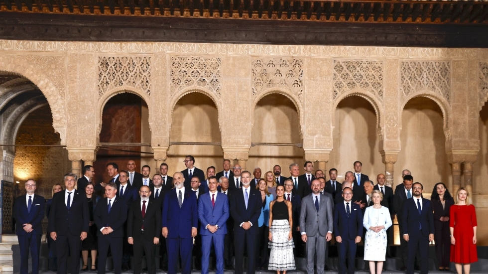 Los Reyes de España, Felipe (c) y Letizia (c-d), reciben a los mandatarios europeos en su visita al Patio de los Leones de la Alhambra dentro de la III Cumbre de la Comunidad Política Europea (CPE), este jueves en Granada.