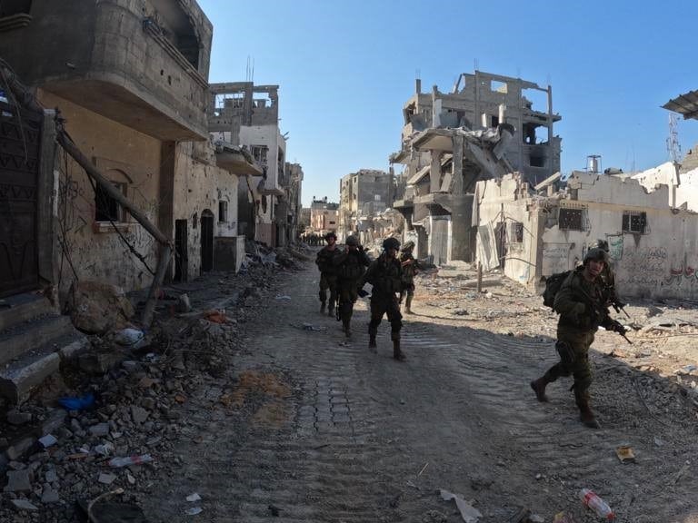 El Ejército israelí gana terreno y libra combates cuerpo a cuerpo con Hamás en la Franja de Gaza