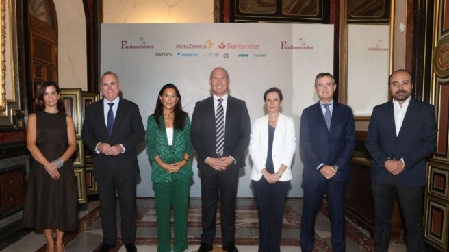 Arranca Fundamentales, la primera alianza de empresas comprometidas con la mejora de la salud mental Responsables del proyecto Fundamentales en la firma del acuerdo