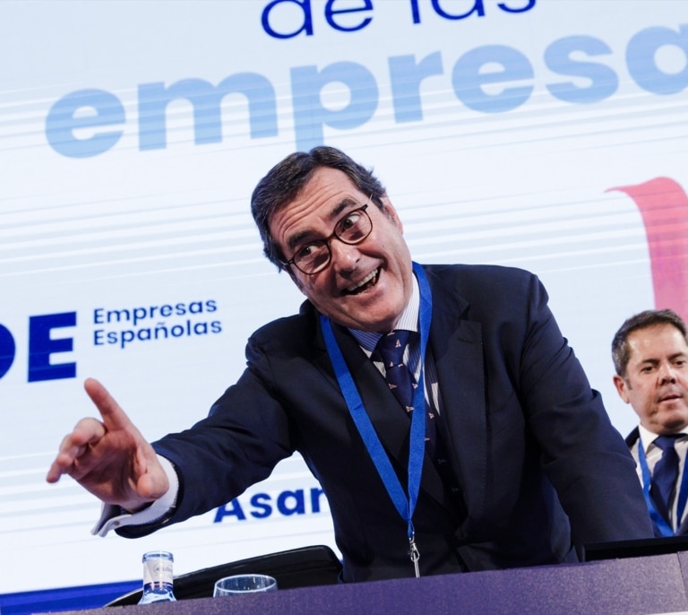La CEOE aparca las divisiones internas para oponerse a la reducción de jornada que proponen PSOE y Sumar