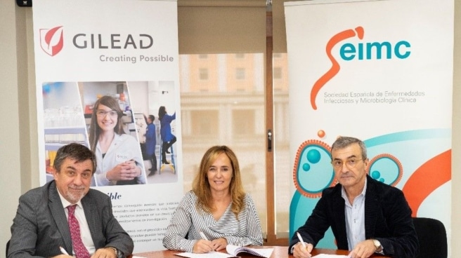 Seimc y Gilead lanzan la primera edición de becas de investigación en enfermedades infecciosas Representantes de la Seimc y Gilead tras la firma de las becas de investigación