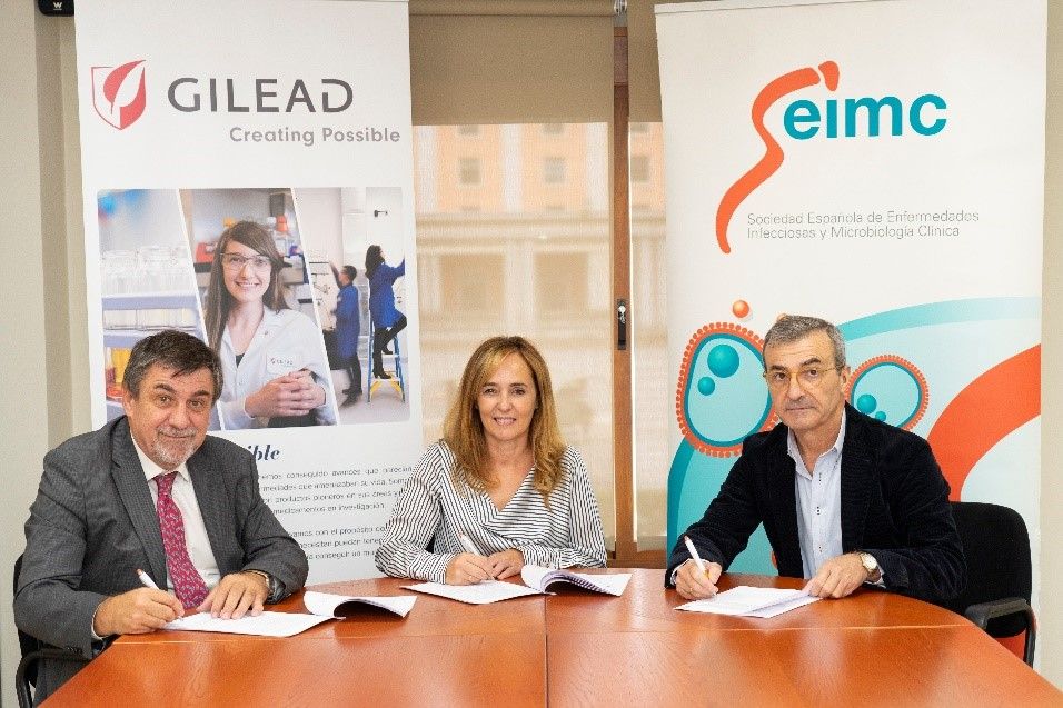 Representantes de la Seimc y Gilead tras la firma de las becas de investigación
