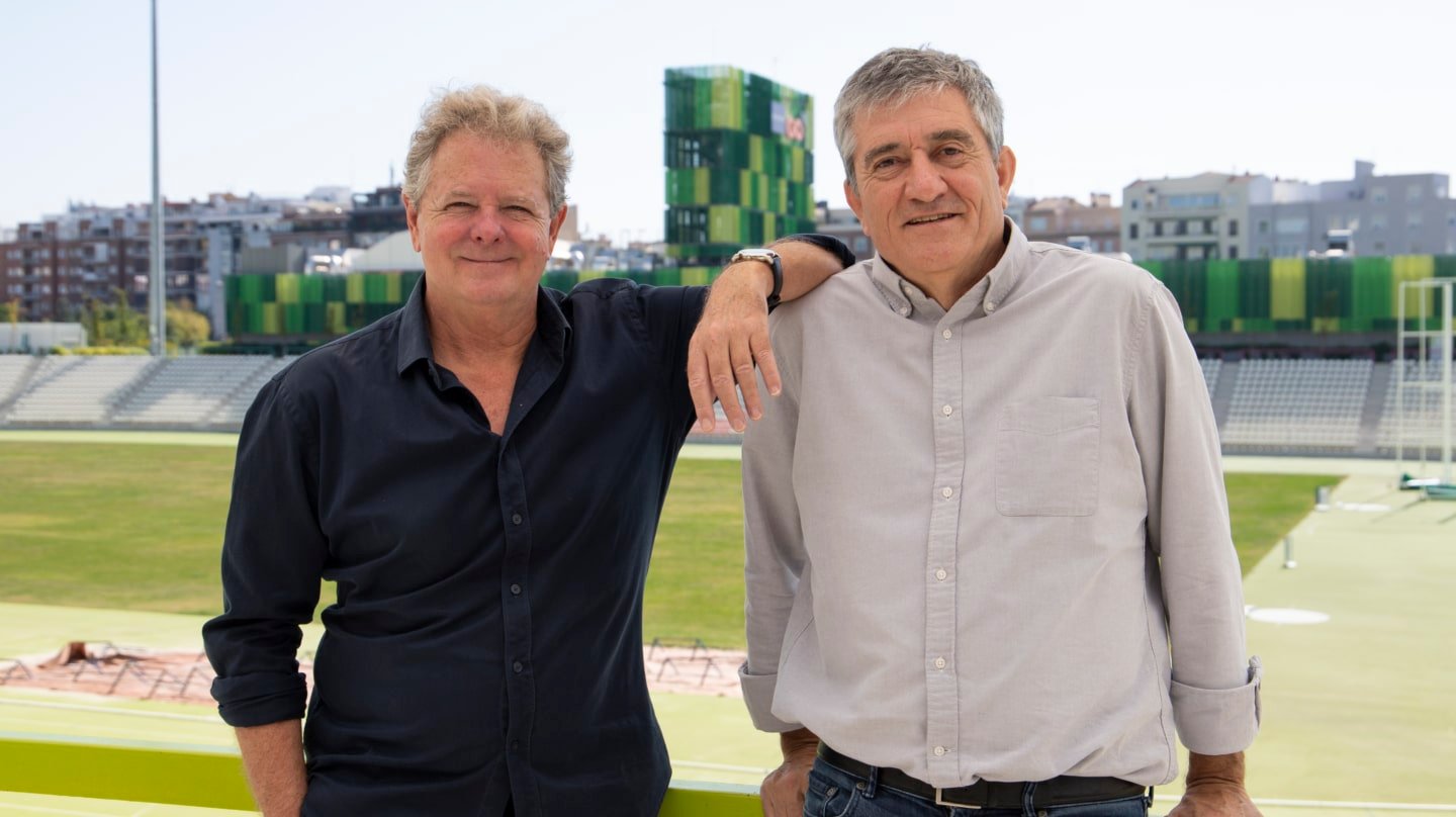 Juan Luis Cano y Guillermo Fesser, en el estadio Vallehermoso