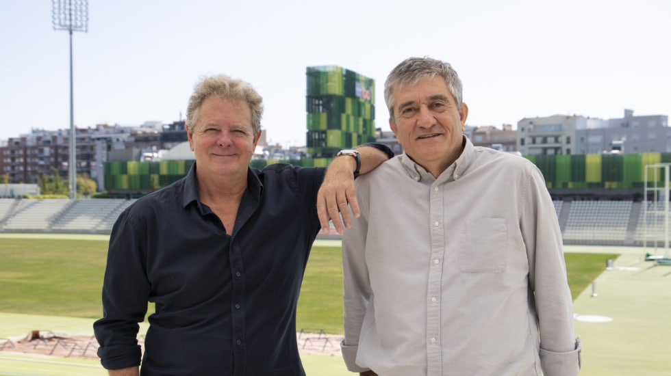 Juan Luis Cano y Guillermo Fesser, en el estadio Vallehermoso