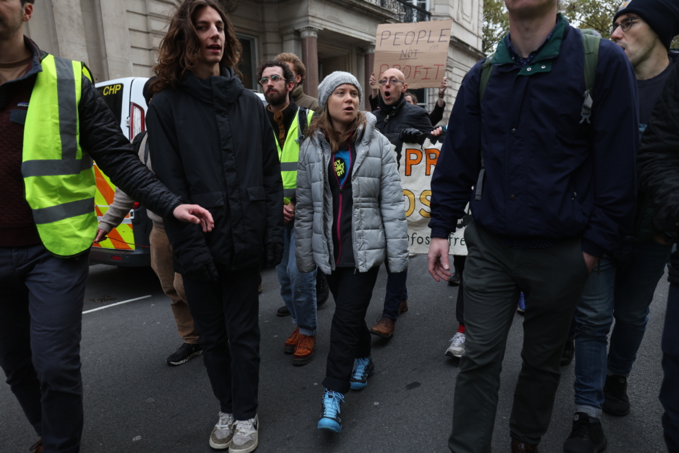 La activista climática sueca Greta Thunberg (C) participa en una protesta en el centro de Londres, Gran Bretaña