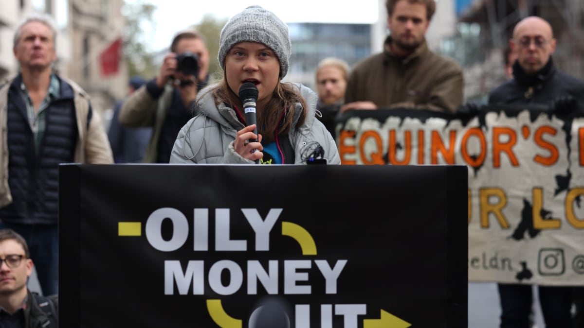 La activista climática sueca Greta Thunberg (C) participa en una protesta en el centro de Londres, Gran Bretaña