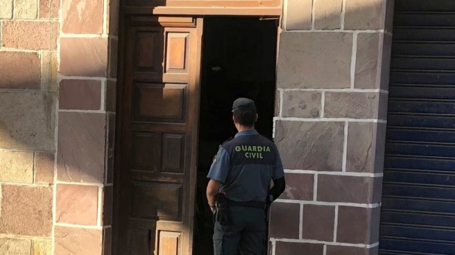 Muere un joven de 25 años tras explotar el dispositivo móvil que cargaba en la mesilla de su habitación Lugar de la explosión, donde un varón de 25 años ha fallecido este domingo en Bera (Navarra)