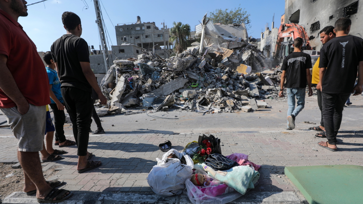 Palestinos buscan víctimas y supervivientes entre los escombros de la casa de la familia Al-Naqeeb arrasada por un ataque aéreo israelí en Al Nusairat, en el centro de la Franja de Gaza