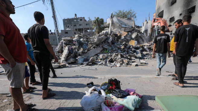 Hamás pide liberar 6.000 presos a cambio de los rehenes israelíes Palestinos buscan víctimas y supervivientes entre los escombros de la casa de la familia Al-Naqeeb arrasada por un ataque aéreo israelí en Al Nusairat, en el centro de la Franja de Gaza
