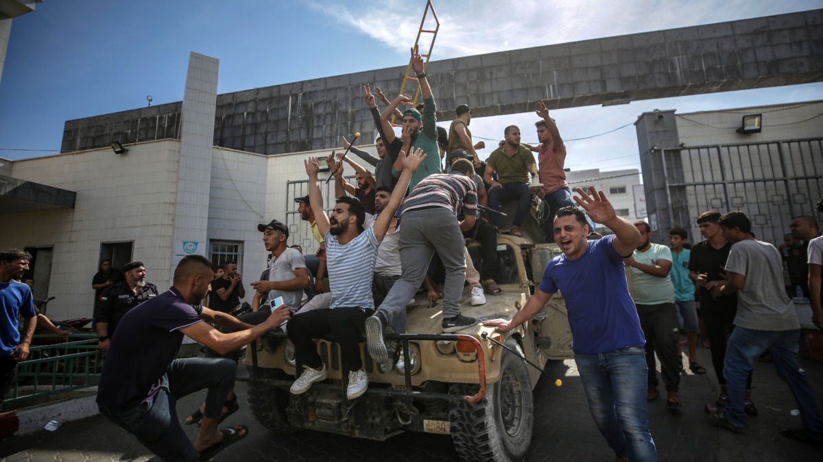 Milicianos palestinos celebran los ataques en un jeep israelí