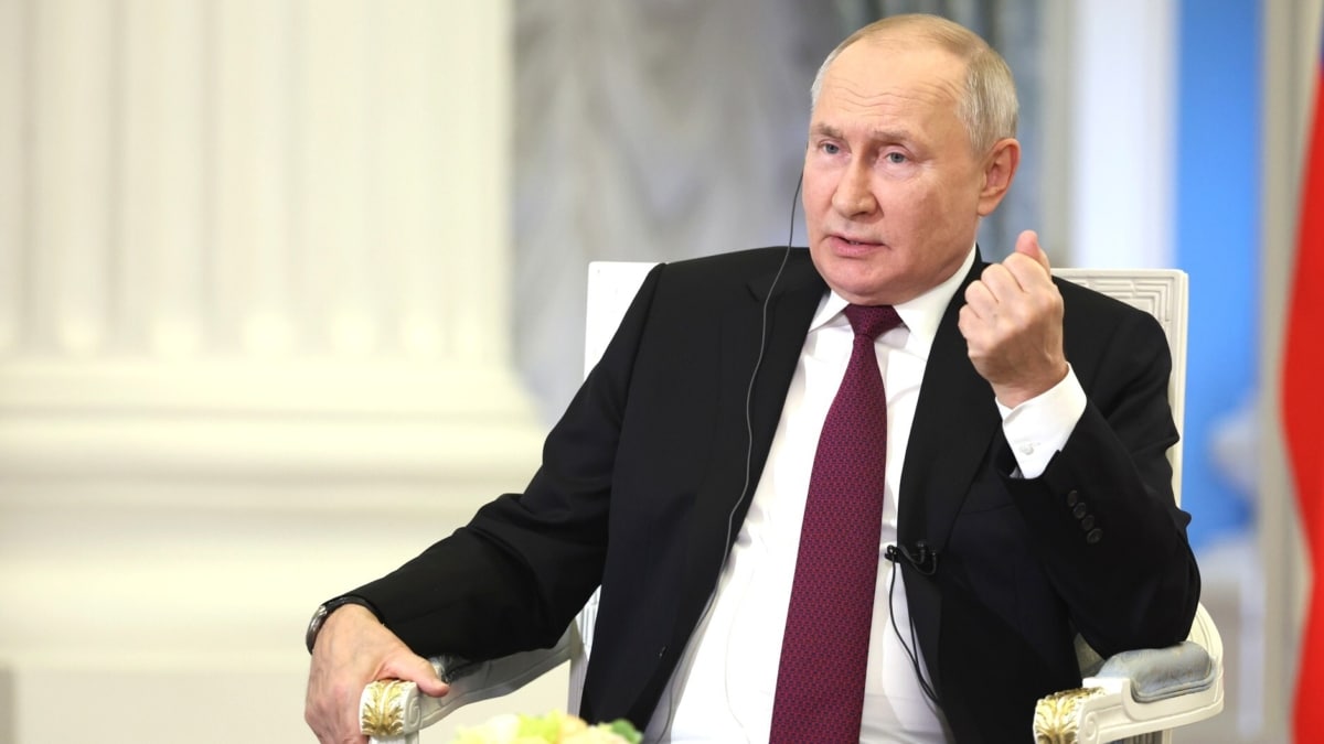 El presidente ruso Vladimir Putin habla durante una entrevista con China Media Corporation.