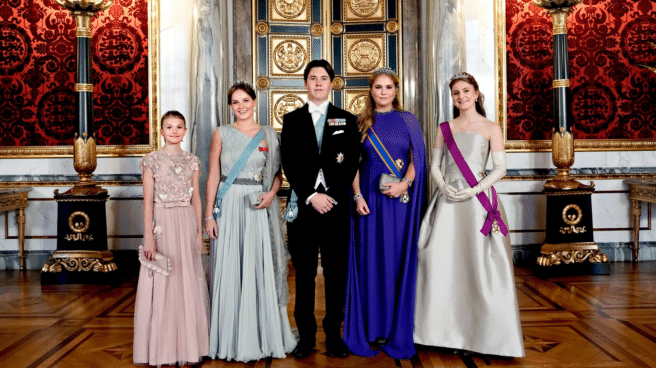 De izquierda a derecha, Estelle de Suecia, Ingrid de Noruega, Christian de Dinamarca, Amalia de Holanda y Elisabeth de Bélgica De izquierda a derecha, Estelle de Suecia, Ingrid de Noruega, Christian de Dinamarca, Amalia de Holanda y Elisabeth de Bélgica
