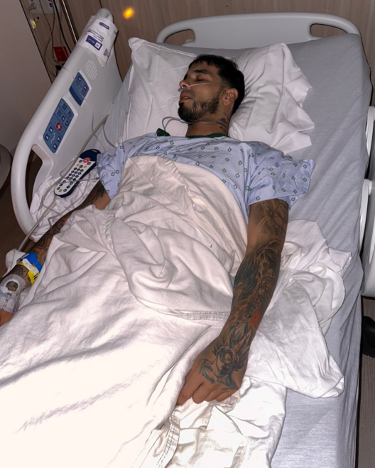Anuel AA en una camilla de hospital después de pasar por una operación "de vida o muerte"
