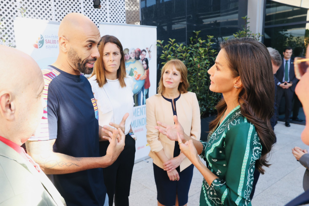 La reina Letizia charla con El Chojin durante el acto