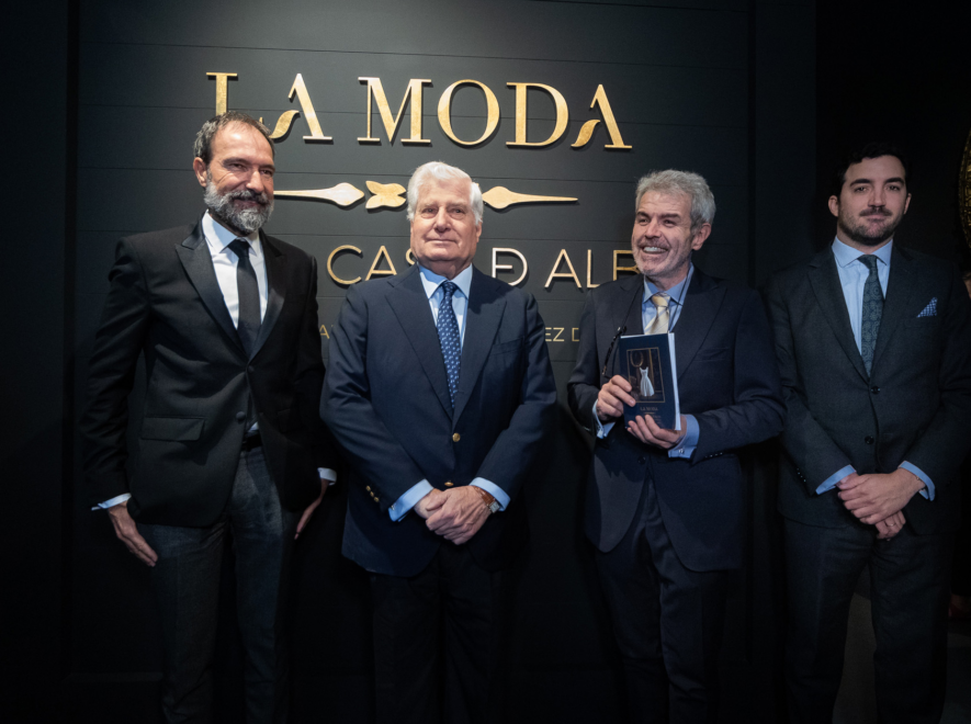 De izquierda a derecha, el comisario Eloy Martínez de la Pera, Don Carlos Fitz-James Stuart, XIX duque de Alba, el comisario Lorenzo Caprile y Álvaro Romero Sánchez-Arjona, director cultural de la Fundación Casa de Alba, en la presentación de La moda en la Casa de Alba 