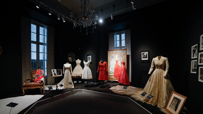 En la exposición están los dos vestidos de novia de Cayetana de Alba En la exposición están los dos vestidos de novia de Cayetana de Alba
