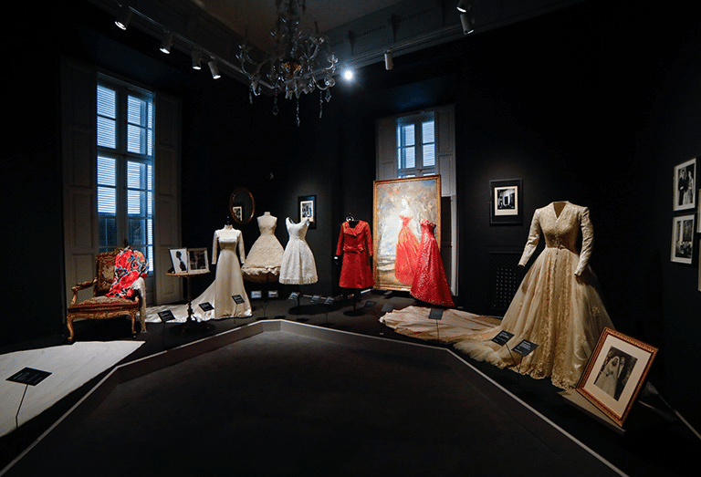 De emperatrices a influencers: la exposición boutique que mezcla arte y moda en el Palacio de Liria