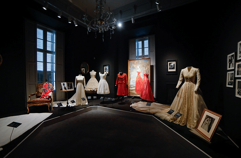 En la exposición están los dos vestidos de novia de Cayetana de Alba
