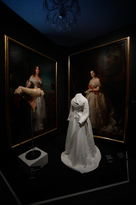 El corsé que Eugenia de Montijo lleva en el cuadro de Federico de Madrazo que se encuentra en el fondo a la izquierda. A su lado uno de los vestidos que llevó la emperatriz de Francia al canal de Suez