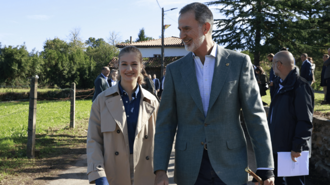 El rey Felipe y la princesa Leonor caminan por Arroes (Asturias) El rey Felipe y la princesa Leonor caminan por Arroes (Asturias)