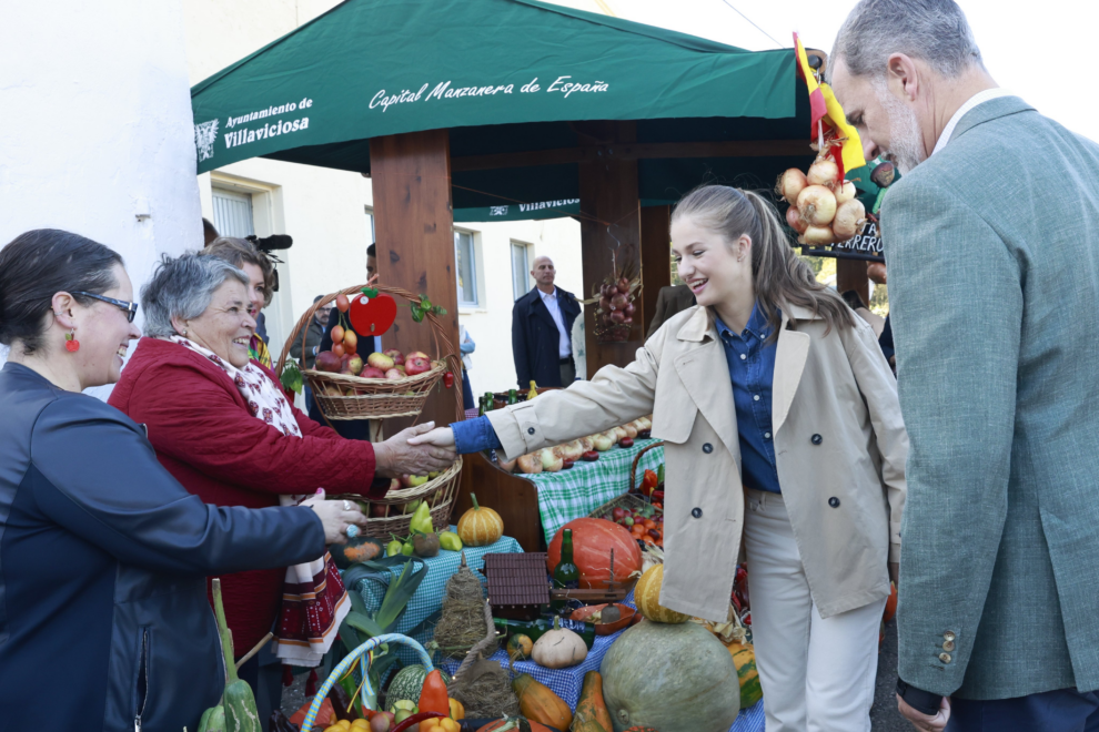 La princesa Leonor saluda a Merce, que tenía un puesto en el mercado de Arroes con motivo del premio Pueblo Ejemplar