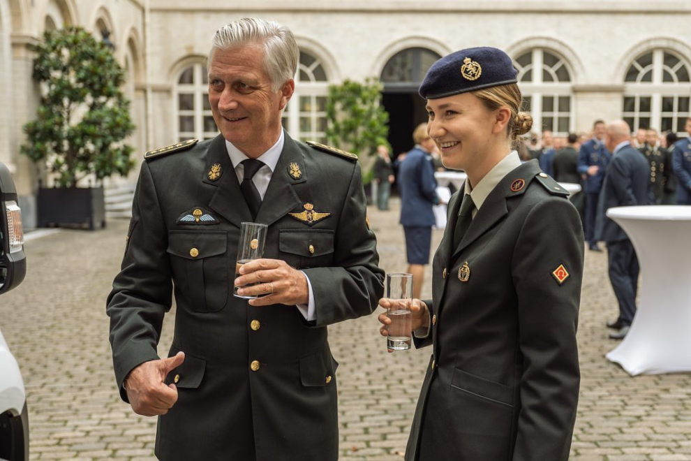 La princesa Elisabeth de Bélgica junto a su padre, el rey Felipe de Bélgica