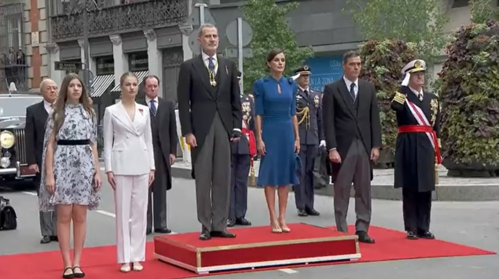 Los Reyes y sus hijas escuchan el himno de España a su llegada al Congreso