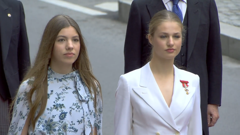 La princesa Leonor, junto a su hermana a su llegada al Congreso en el día de su 18 cumpleaños
