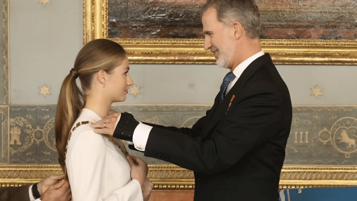 El rey Felipe impone a su hija el collar de la Orden de Carlos III en el día de su 18 cumpleaños