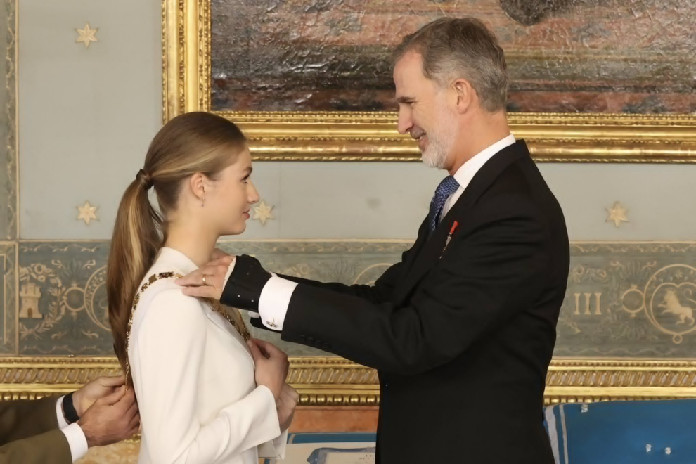 El rey Felipe impone a su hija el collar de la Orden de Carlos III en el día de su 18 cumpleaños