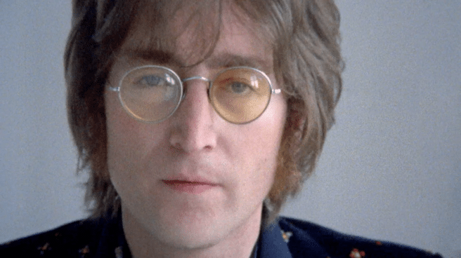 John Lennon, en un fotograma del vídeo de "Imagine".