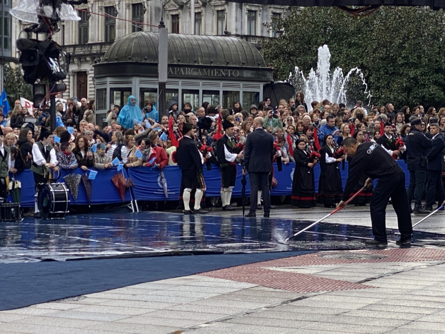 La alfombra azul de los premios Princesa de Asturias estaba inundada debido a la lluvia que estaba cayendo en Oviedo