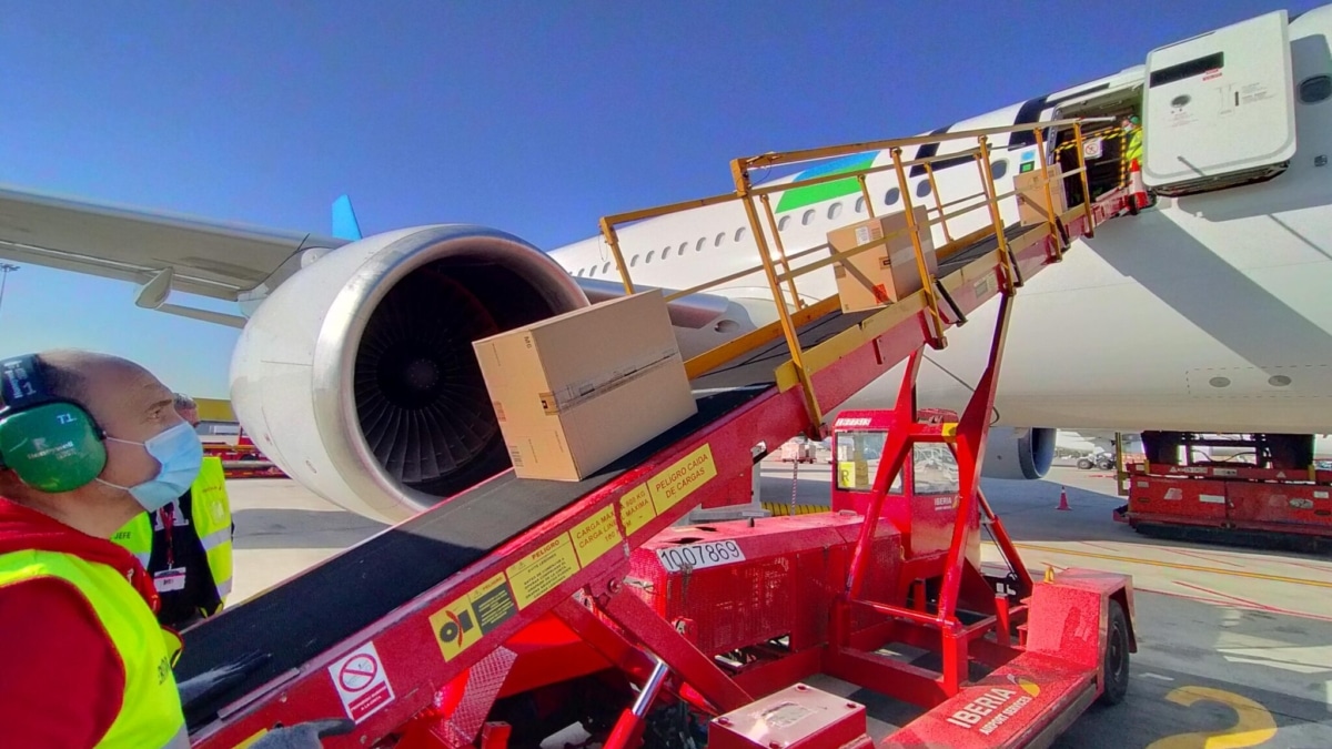 Una rampa de Iberia cargando un avión.