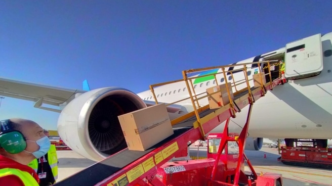 Una rampa de Iberia cargando un avión. Una rampa de Iberia cargando un avión.