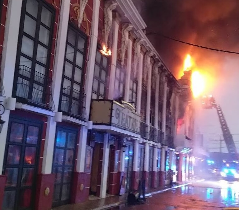 El dramático testimonio de una joven atrapada en el Teatre: "Mami la amo, vamos a morir"