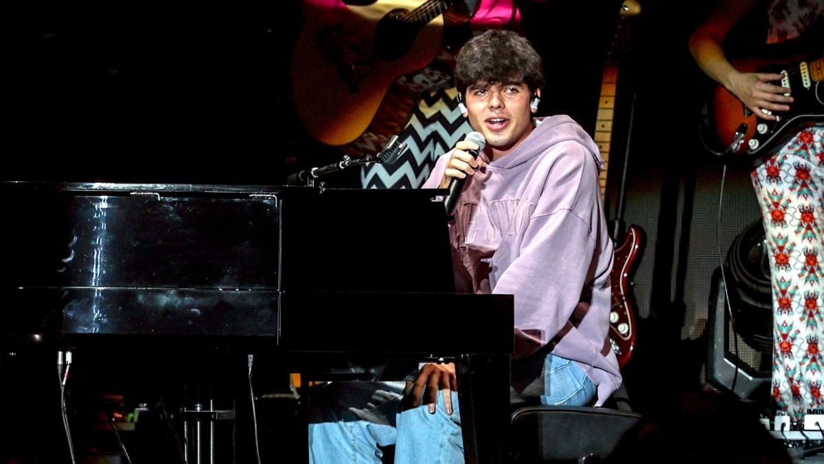 Iñigo Quintero actúa en el concierto solidario ‘CADENA 100 Por Ellas’, en el WiZink Center