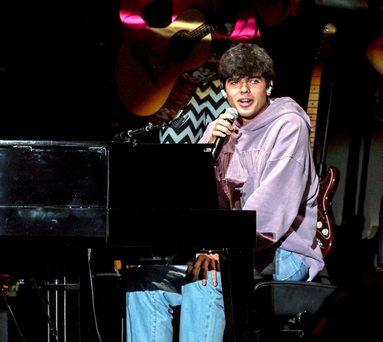 Íñigo Quintero supera a Rosalía y se convierte en el primer español en alcanzar el Top 1 Global de Spotify con una canción religiosa