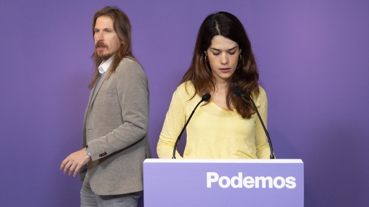 Los portavoces de Podemos Pablo Fernández e Isa Serra a su llegada a una rueda de prensa, en la sede de Podemos