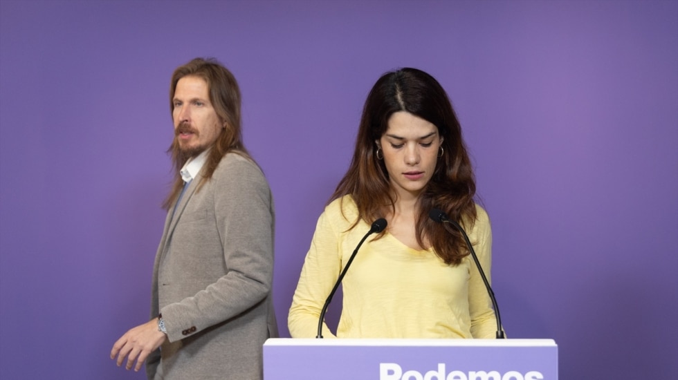 Los portavoces de Podemos Pablo Fernández e Isa Serra a su llegada a una rueda de prensa, en la sede de Podemos