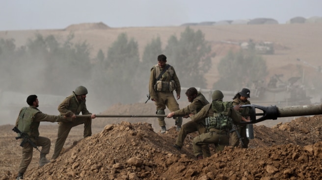 - Soldados de artillería israelíes limpian un cañón en una zona a lo largo de la frontera con Gaza, sur de Israel