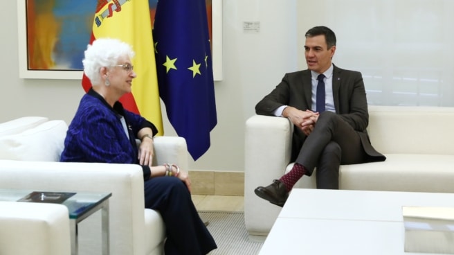 Sánchez, solucionador del mundo El presidente del Gobierno en funciones, Pedro Sánchez, durante su reunión con la embajadora de Israel en España y Andorra, Rodica Radian-Gordon