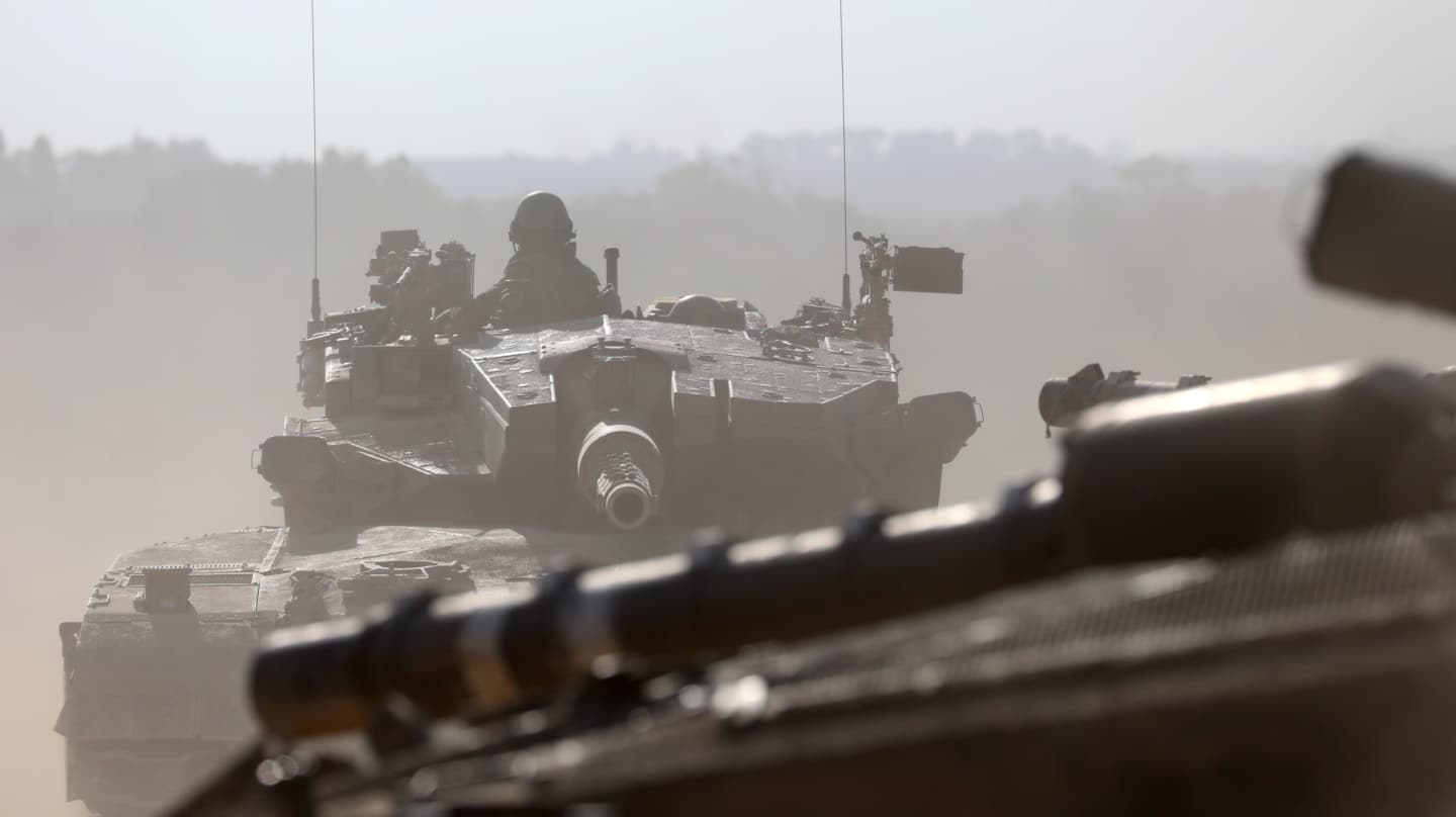 Blindados israelíes maniobran cerca de la frontera de Gaza