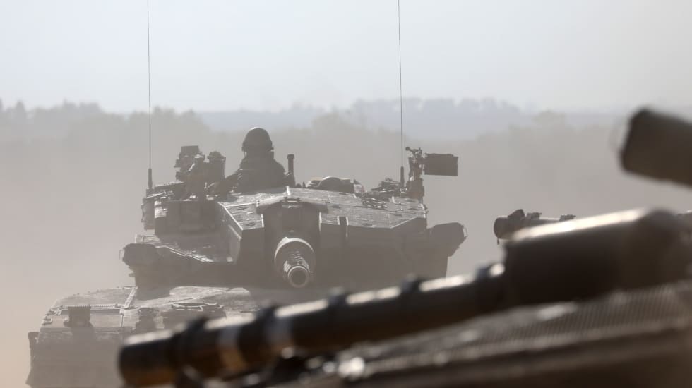 Blindados israelíes maniobran cerca de la frontera de Gaza